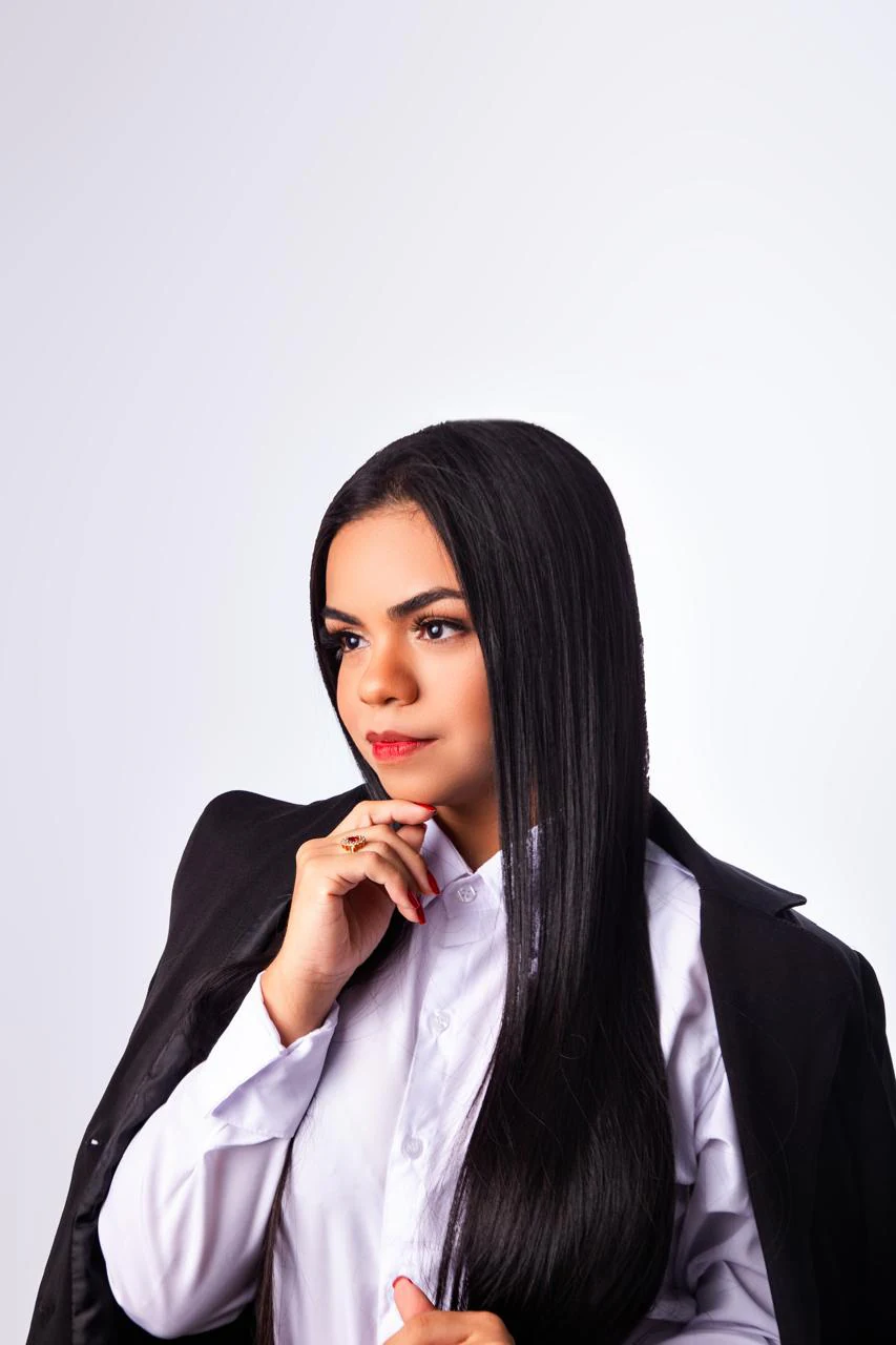 Dra. Cinthya Nascimento em retrato profissional